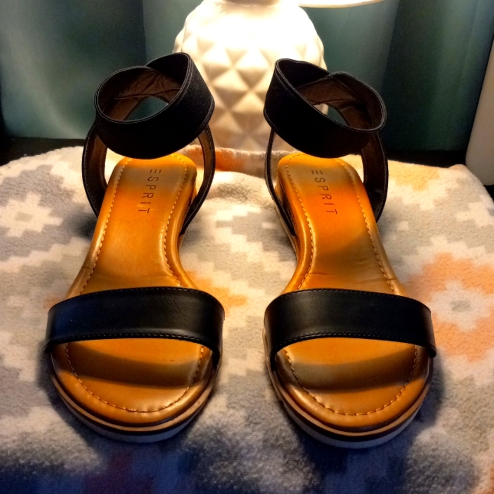 Black wedges